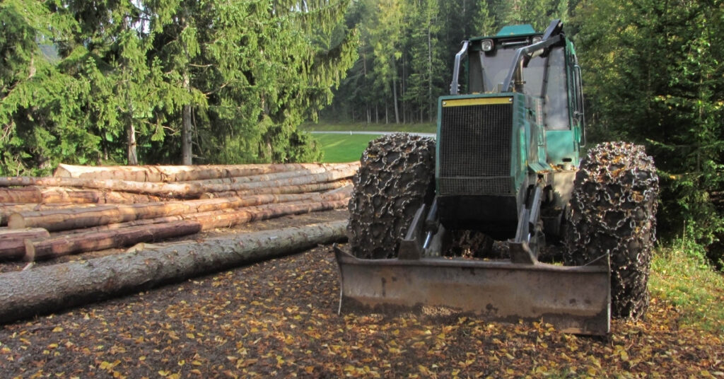 Transport d’abatteuses et skidders : routes forestières et contraintes
