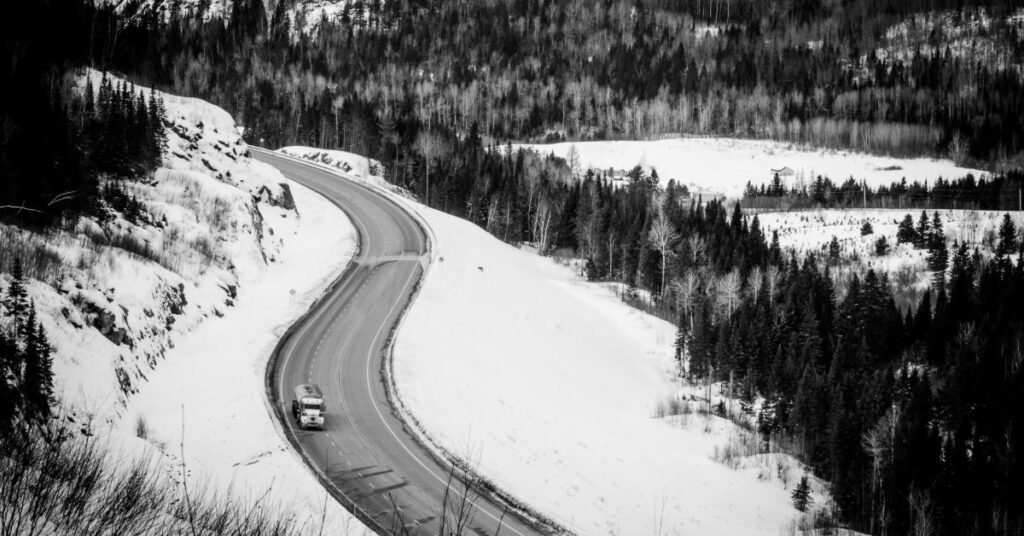 Transport en hiver au Québec : défis et solutions pour les charges lourdes
